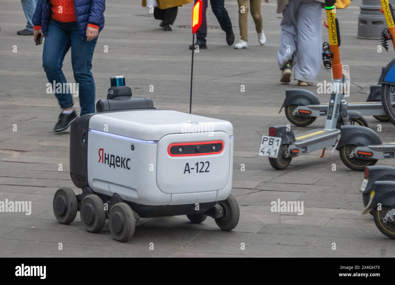 Moscou, Russie – 22 avril 2024. Robot de livraison Yandex dans une rue de Moscou. Banque D'Images