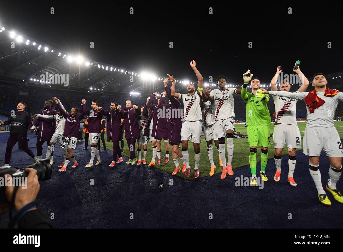 Les joueurs de Bayer Leverkusen célèbrent la victoire à la fin du match de football de l'Europa League entre AS Roma et Bayer Leverkusen au stade Olimpico à Rome (Italie), le 2 mai 2024. Banque D'Images