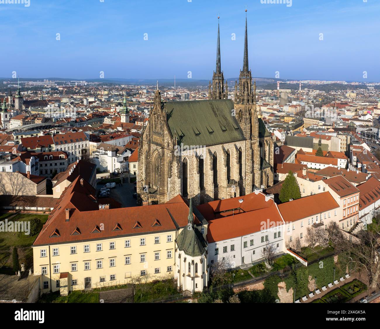 Brno, Tchéquie. Cathédrale catholique romaine active de Saint Pierre et Paul. À l'origine médiévale dans le style gothique, puis de nombreuses rénovations, de hautes tours ajoutées Banque D'Images