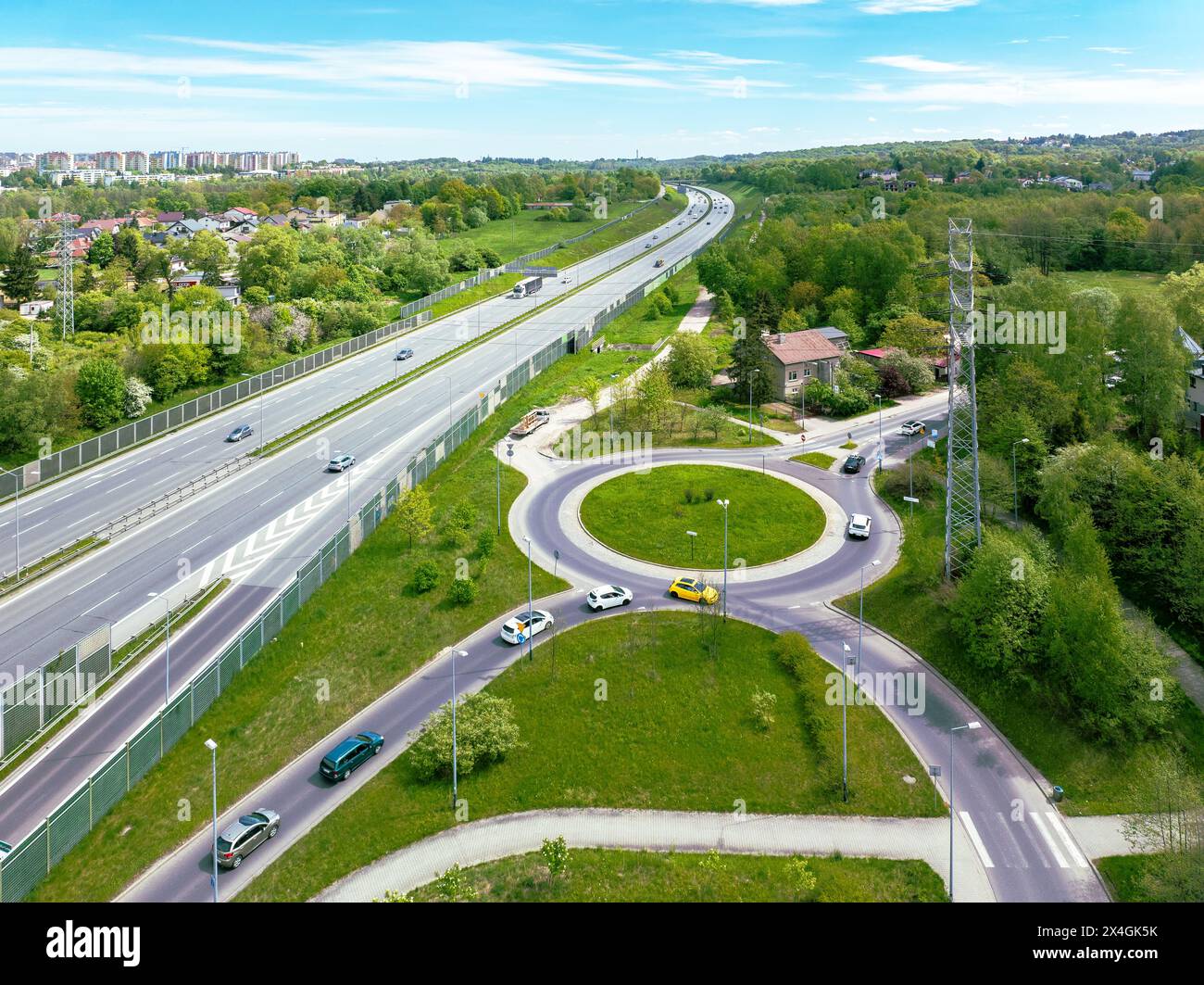 Autoroute A4 à trois voies à Cracovie, Pologne. Rampe d'entrée et rampe de sortie avec un rond-point, voitures et pare-bruit. Vue aérienne Banque D'Images