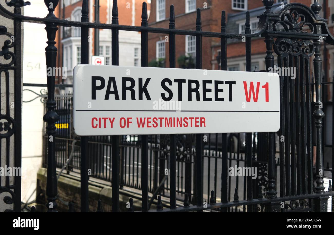 Park St dans le West End de Londres est un endroit intelligent et souhaitable pour ceux qui ont des moyens substantiels, offrant un accès aux différentes activités de Londres Banque D'Images