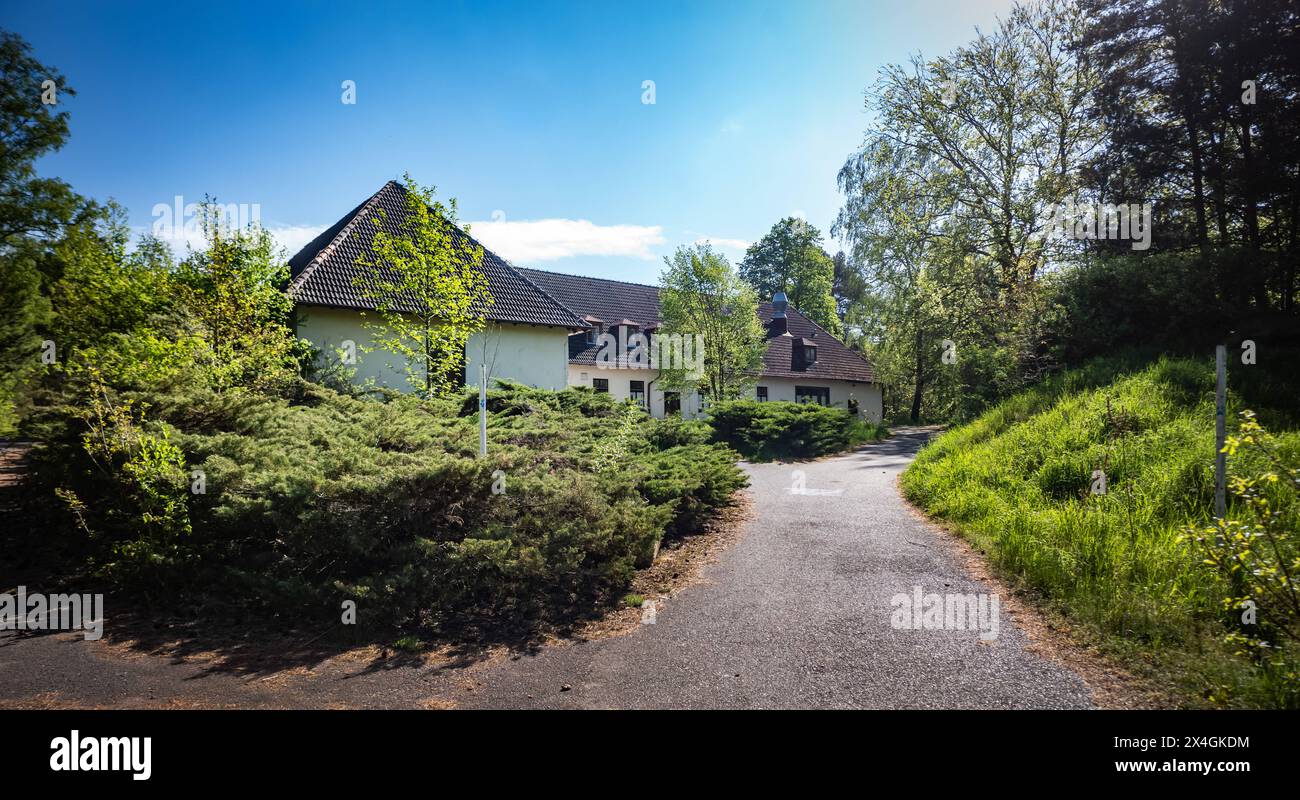 Wandlitz OT Lanke im Bundesland Brandenburg Gebäudekomplex am Bogensee im Barnim ehemalige NS-Reichspropagandaschule, zu DDR Zeiten FDJ-Hochschule Wilhelm Pieck. Auch Standort von Haus Bogensee von NSDAP-Propagandaminister Joseph Goebbels - 03.05.2024 Brandenburg *** Wandlitz OT Lanke dans l'État fédéral de Brandebourg complexe de bâtiments sur Bogensee à Barnim ancienne école nazie de propagande du Reich, en GDR Times FDJ Wilhelm Pieck College également site de Bogensee House of NSDAP Propaganda Minister Joseph Goebbels 03 05 2024 Brandenburg Banque D'Images