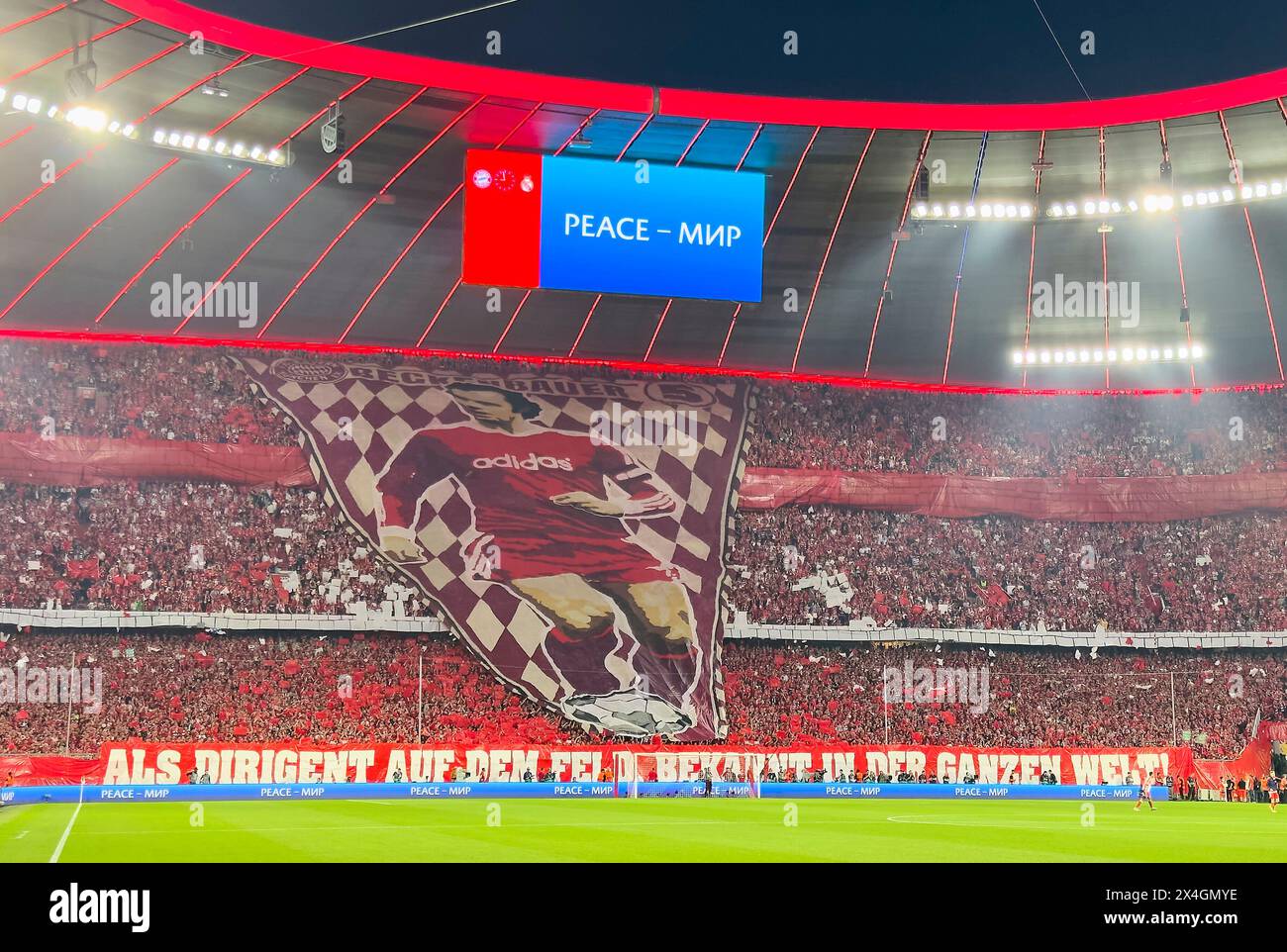 Les fans de l'Allianz Arena choréo pour Franz Beckenbauer dans le match de demi-finale FC BAYERN MUENCHEN - REAL MADRID 2-2 de football UEFA Champions League dans la saison 2023/2024 à Munich, le 30 avril 2024. Halbfinale,, FCB, Muenchen photographe : ddp images / STAR-images Banque D'Images