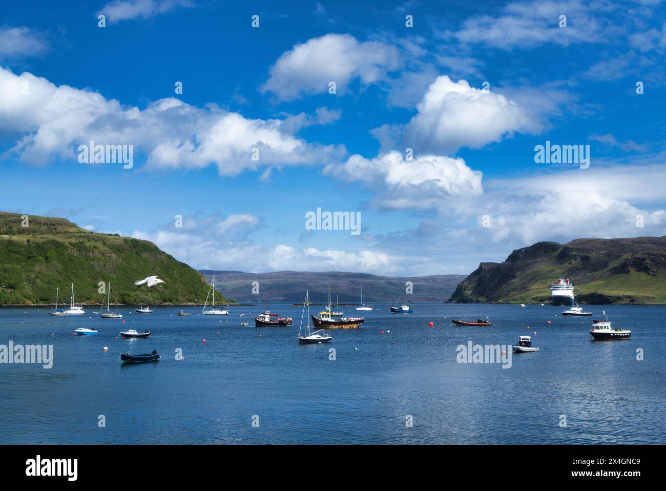 Portree. Vue sur le Loch Portree et le Sound of Raasay depuis le port coloré de Portree et le front de mer. bateaux dans le port. Skye, Highlands, Écosse, Royaume-Uni Banque D'Images