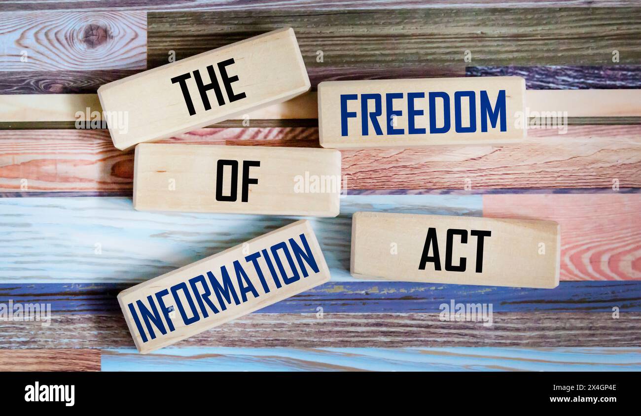 Concept commercial. Sur un fond vintage, blocs de bois avec l'inscription - la Loi sur la liberté de l'information .FOIA. Banque D'Images