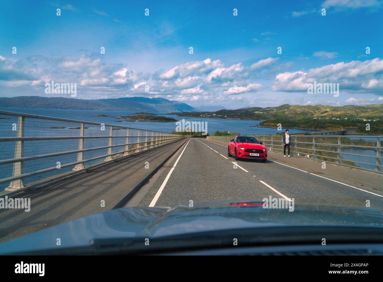 En regardant vers le nord, en voiture, sur le pont Skye du côté Kyleakin au côté Kyle of Lochalsh. Bright Gorse. Skye, Highlands, Écosse, Royaume-Uni Banque D'Images