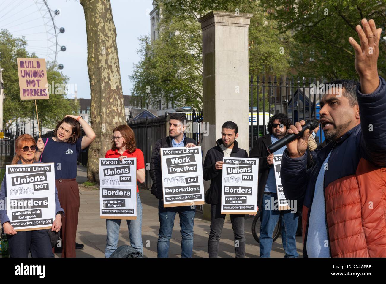 Londres, Royaume-Uni. 1er mai 2024. Les gens manifestent devant Downing Street contre le projet de loi sur la sécurité du Rwanda récemment adopté par le gouvernement britannique et les projets de vols d'expulsion. La manifestation d'urgence, menée par des groupes de réfugiés irakiens et iraniens et à laquelle ont participé des syndicalistes, la campagne travailliste pour la libre circulation et d'autres organisations de réfugiés, a appelé à l'arrêt immédiat du plan d'expulsion du Rwanda, à la libération de tous les demandeurs d'asile détenus et à la fin de la détention des immigrants. Crédit : Mark Kerrison/Alamy Live News Banque D'Images