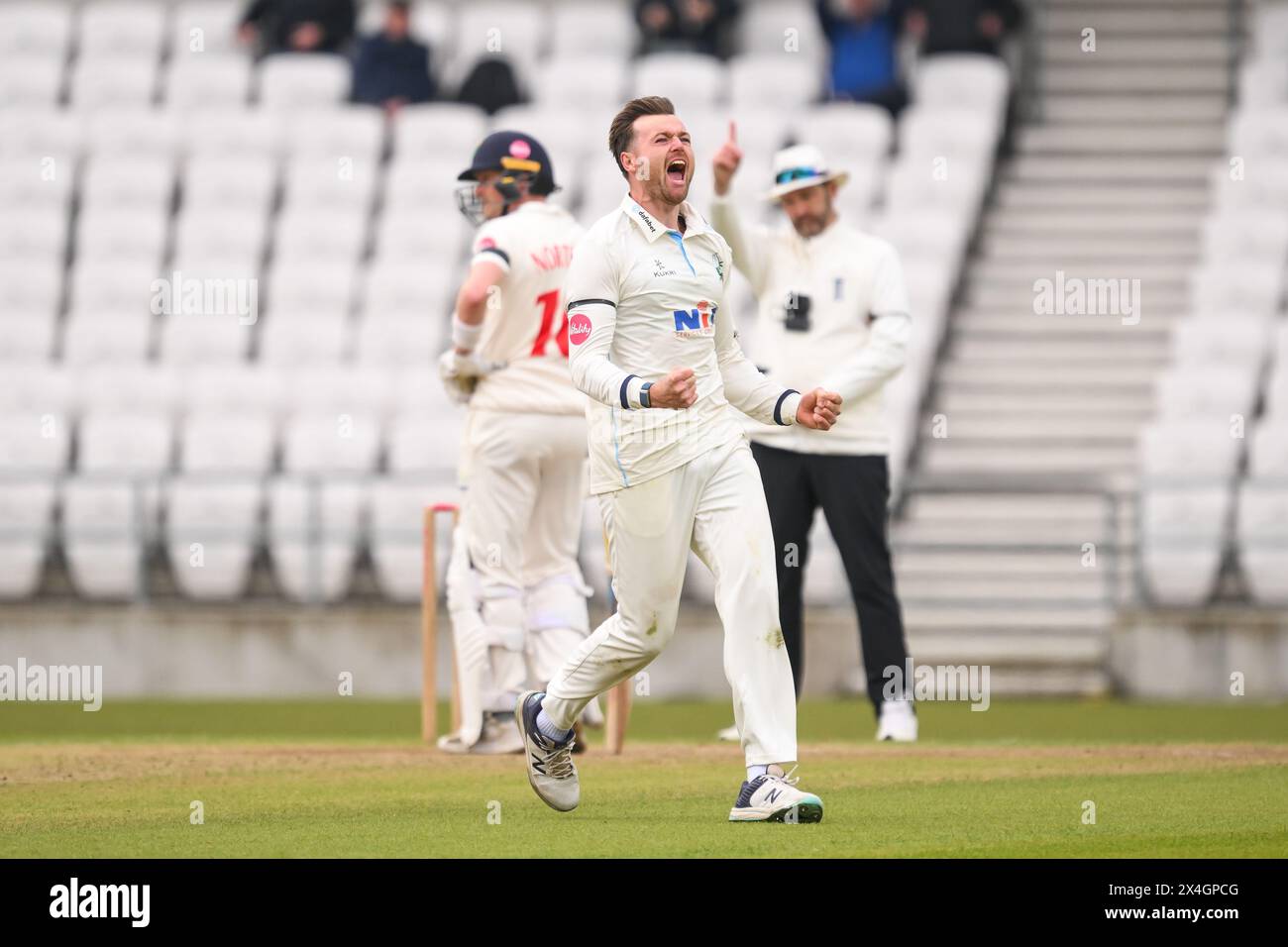 Dan Moriarty du Yorkshire célèbre avoir pris le guichet de Billy Root de Glamorgan capturé par Finlay Bean du Yorkshire lors du match de Vitality County Championship Division 2 Yorkshire vs Glamorgan au Headingley Cricket Ground, Leeds, Royaume-Uni, 3 mai 2024 (photo de Craig Thomas/News images) Banque D'Images