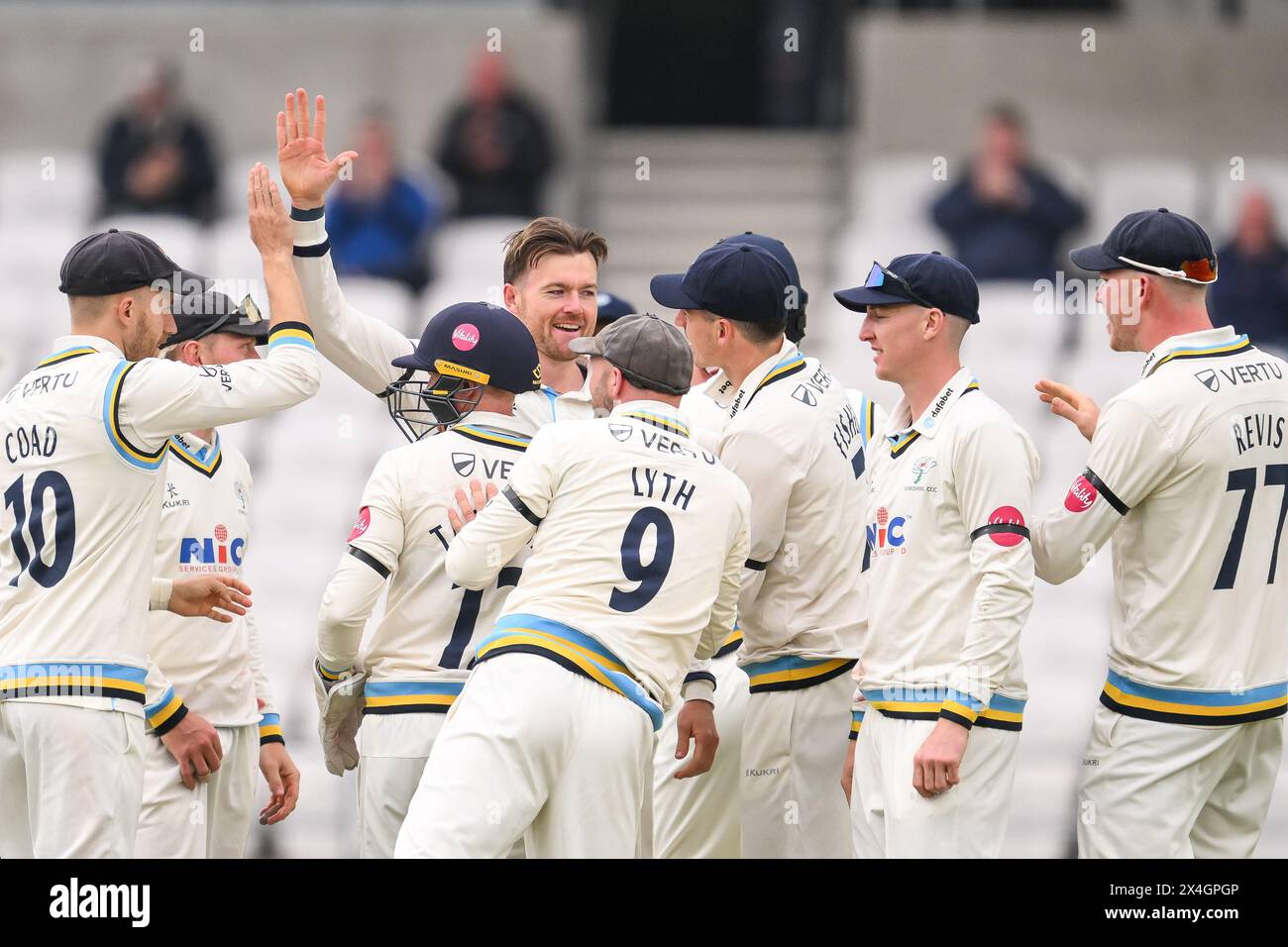 Dan Moriarty du Yorkshire célèbre avoir pris le guichet de Billy Root de Glamorgan attrapé par Finlay Bean du Yorkshire lors du match de Vitality County Championship Division 2 Yorkshire vs Glamorgan au Headingley Cricket Ground, Leeds, Royaume-Uni, 3 mai 2024 (photo de Craig Thomas/News images), le 5/3/2024. (Photo de Craig Thomas/News images/SIPA USA) crédit : SIPA USA/Alamy Live News Banque D'Images