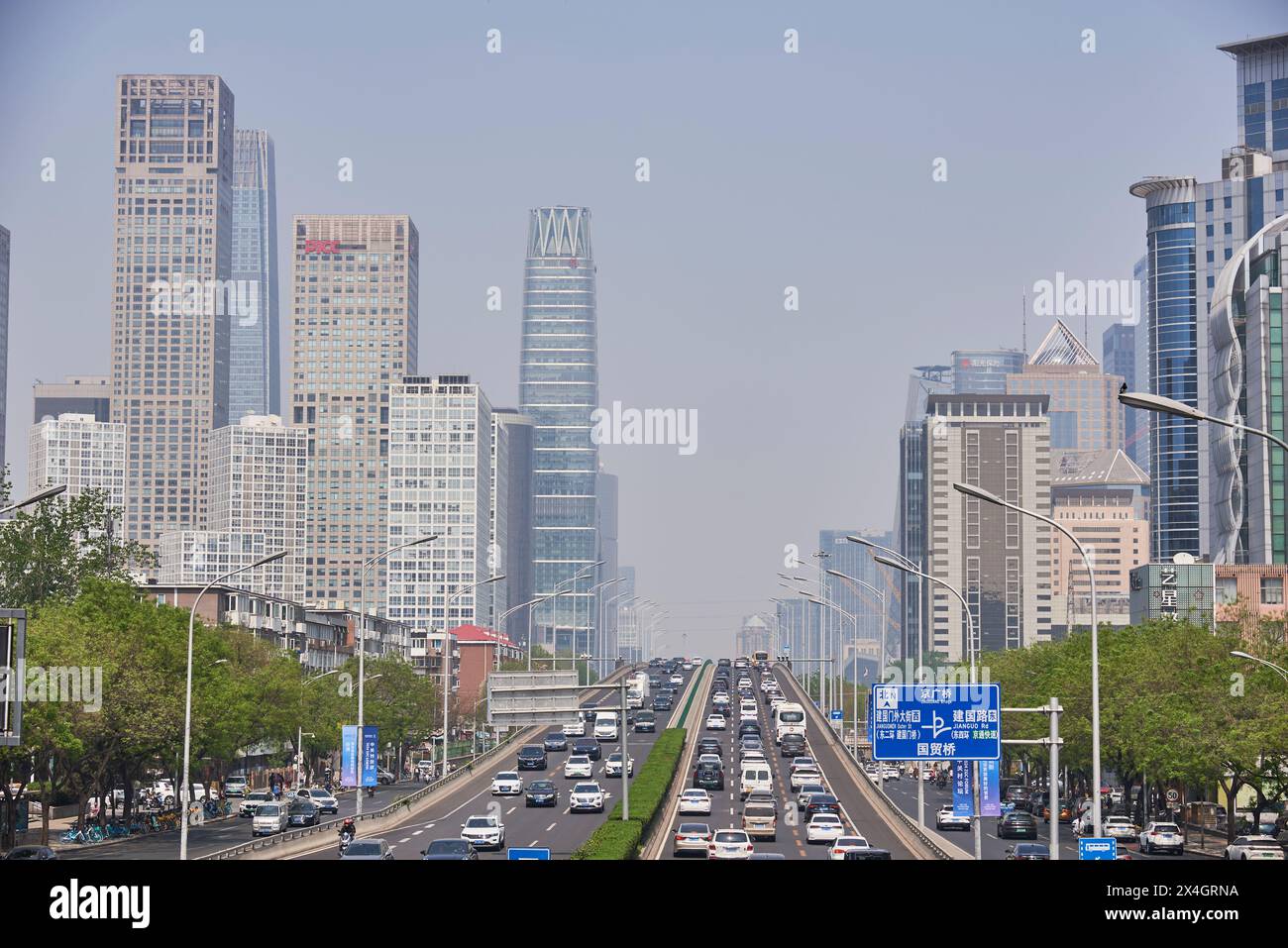 Trafic sur la 3ème rocade est (San Huan lu), l'une des principales autoroutes du district de Chaoyang à Pékin, capitale de la Chine, le 20 avril 2024 Banque D'Images