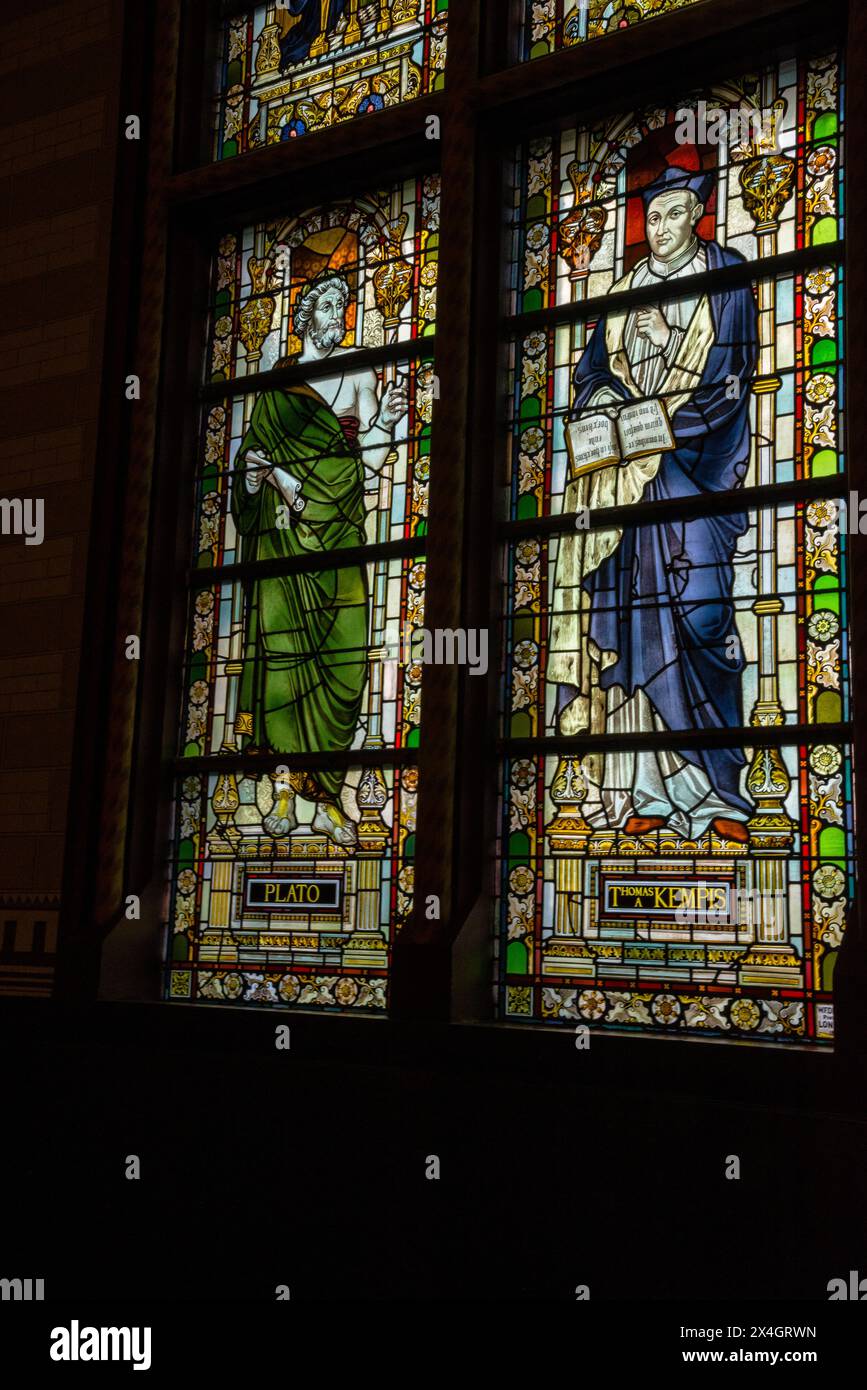 Platon et Kempis le vitrail 'philosophie et théologie' du Grand Hall, Rijksmuseum, Amsterdam, pays-Bas. Banque D'Images