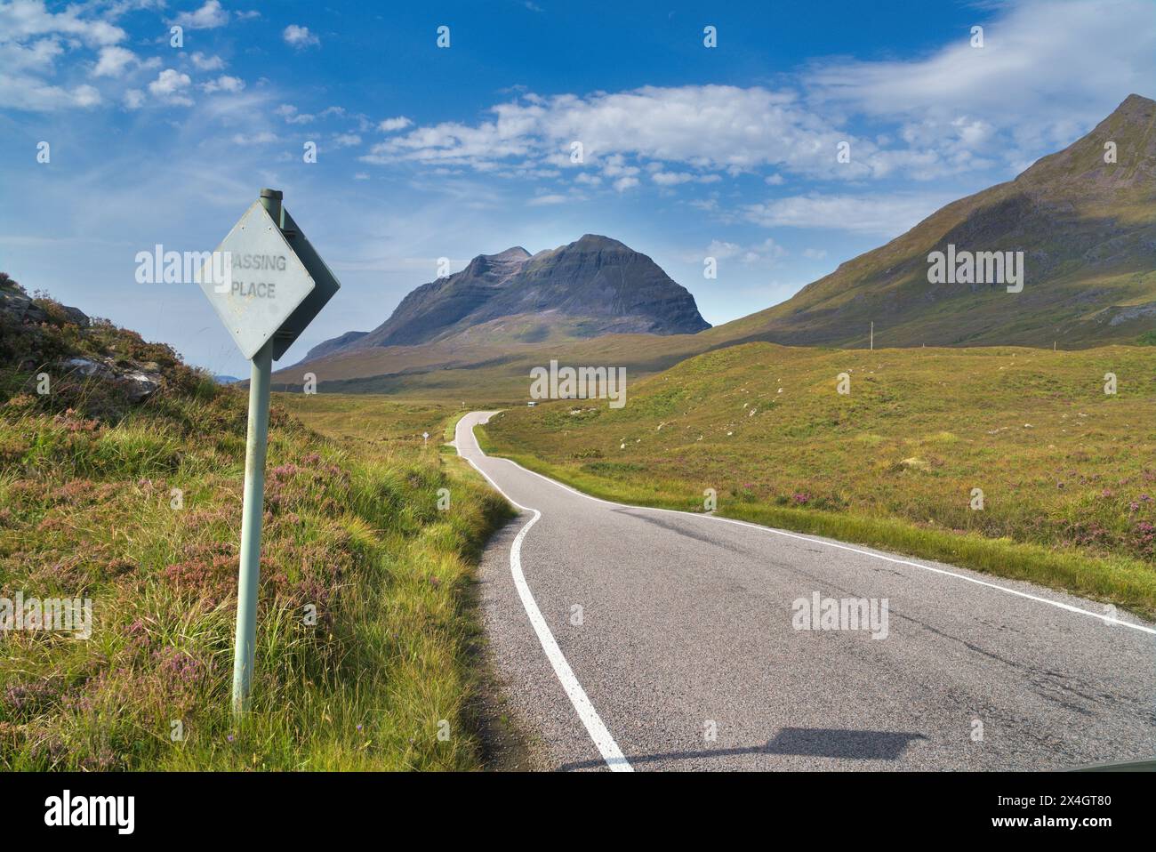 Point de vue en bord de route, en regardant vers l'ouest sur Glen Torridon vers Loch Torridon et Torridon Village à côté de l'A896. Wester Ross, Highlands, Écosse, Royaume-Uni Banque D'Images