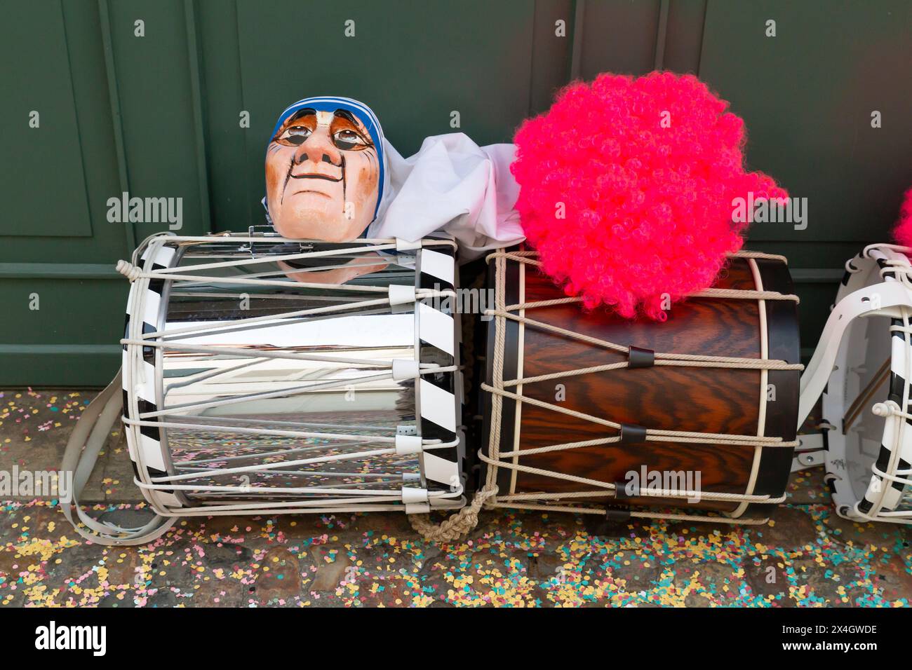 Bâle, Suisse - 20 février 24. Barils et masques de carnaval Banque D'Images