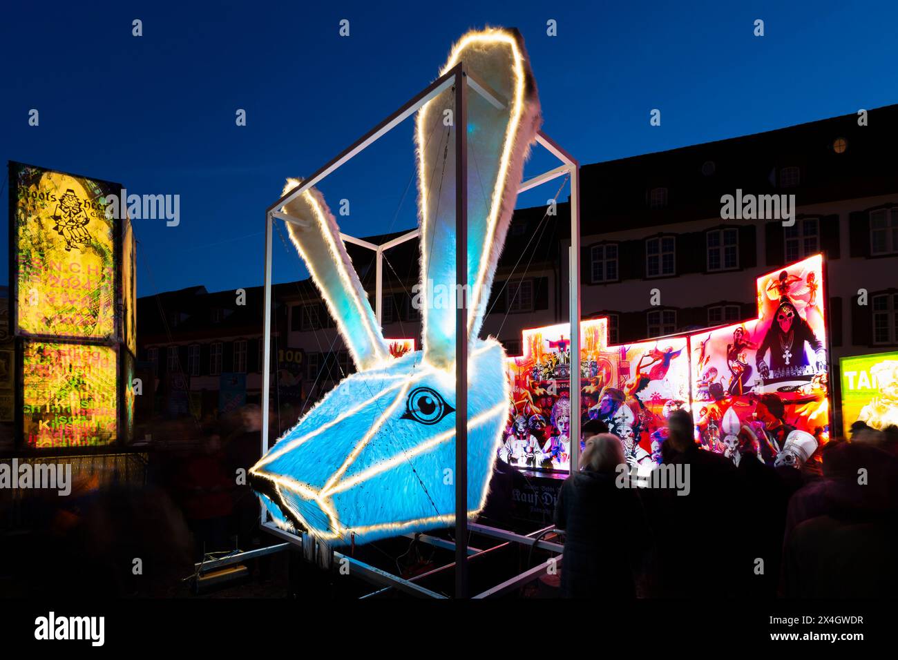 Bâle, Suisse - 20 février 24. Lanterne de carnaval lapin bleu illuminé Banque D'Images