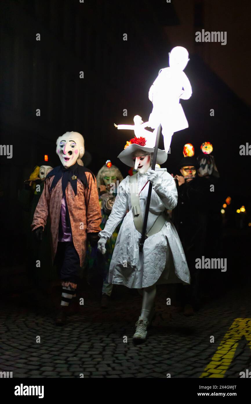 Bâle, Suisse - 19 février 24. Participants au carnaval en costumes Banque D'Images