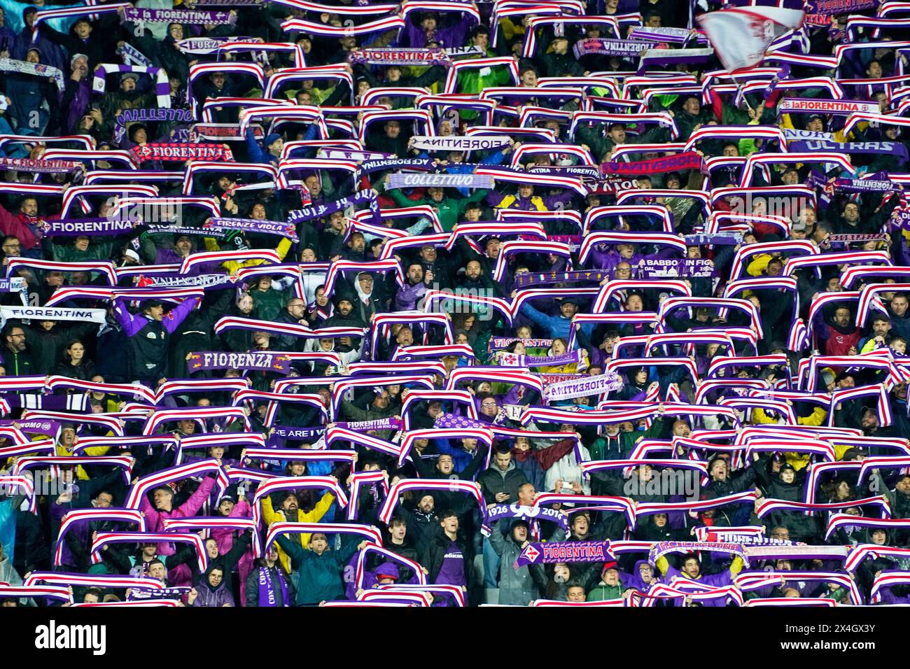 Firenze, Italie. 02 mai 2024. Coregraphie des supporters de Fiorentina lors du match de football de l'UEFA Conference League entre Fiorentina et Bruges au stade Artemio franchi de Florence, Italie - jeudi 2 mai 2024. (Photo de Marco Bucco/LaPresse ) crédit : LaPresse/Alamy Live News Banque D'Images