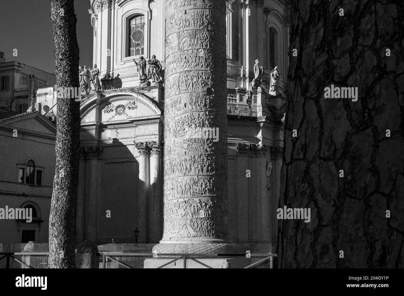 Rome, Italie, 19 avril 2024 noir et blanc, colonne de Trajan, le monument décrit la guerre entre les Romains et les Daces 101-106 A.D. Banque D'Images