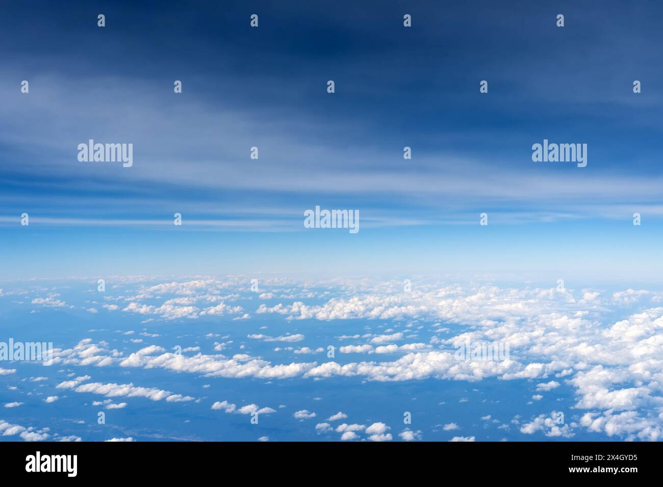 Ciel bleu avec nuages blancs vue d'en haut. Banque D'Images