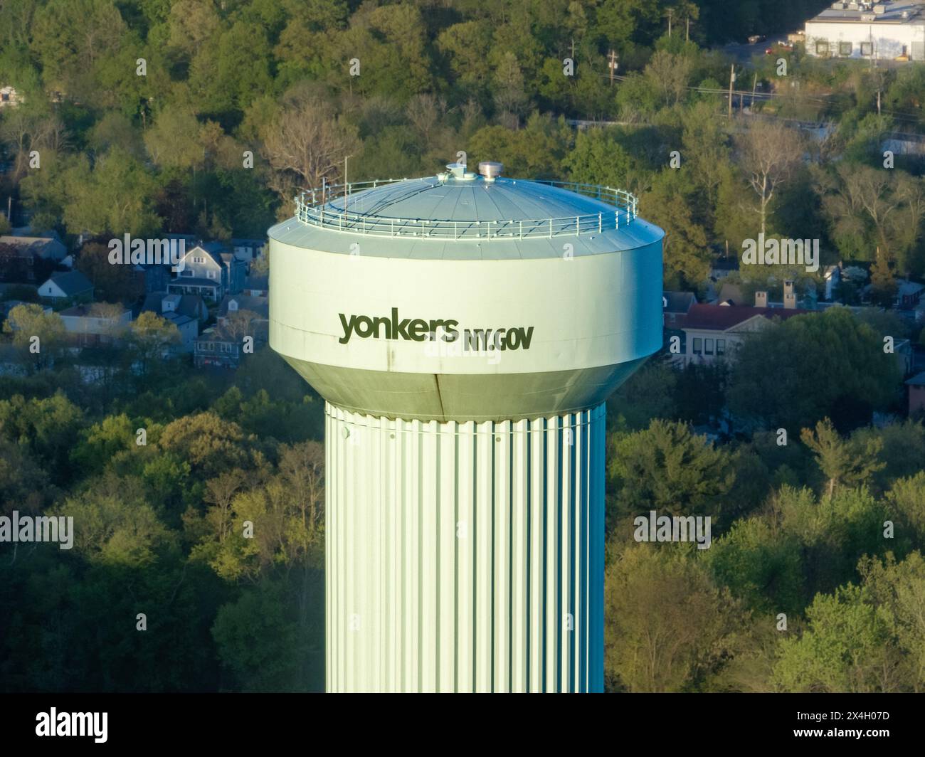 Yonkers, NY, USA - 05-02-2024 : photos aériennes d'un château d'eau surélevé vert situé à Yonkers, New York, USA. Banque D'Images