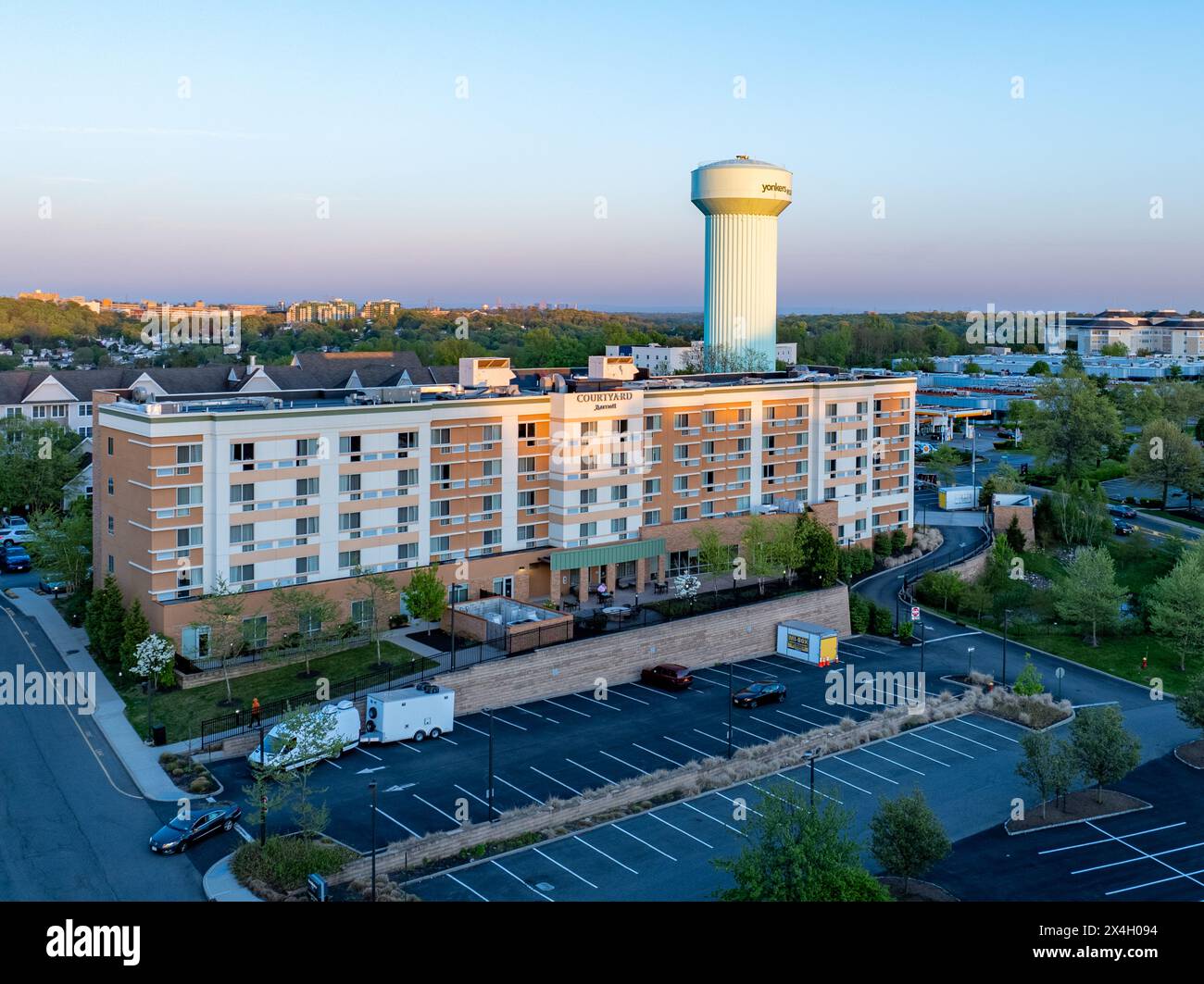 Yonkers, NY, États-Unis - 05-02-2024 : photo aérienne de l'hôtel Marriott Courtyard avec château d'eau surélevé vert situé à Yonkers, New York, États-Unis. Banque D'Images