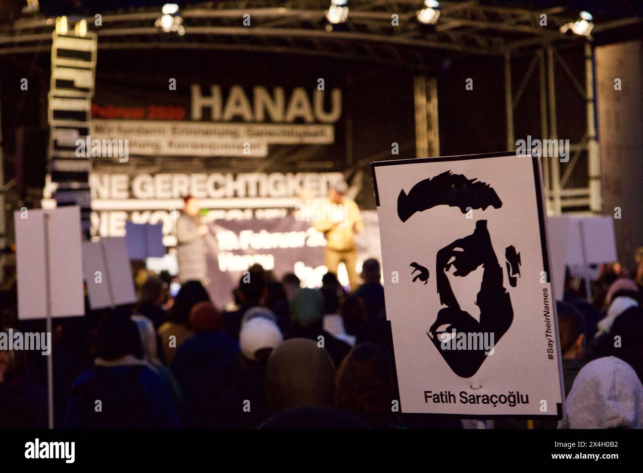 Hanau, Allemagne, 17 février 2024. Des milliers de personnes participent à la commémoration des victimes de la fusillade de Hanau. Banque D'Images