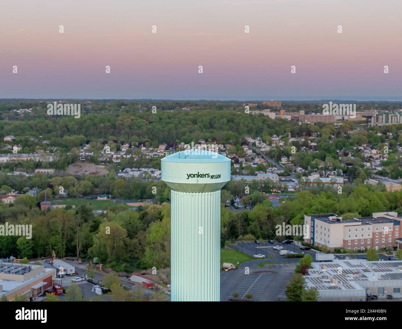Yonkers, NY, USA - 05-02-2024 : photos aériennes d'un château d'eau surélevé vert situé à Yonkers, New York, USA. Banque D'Images