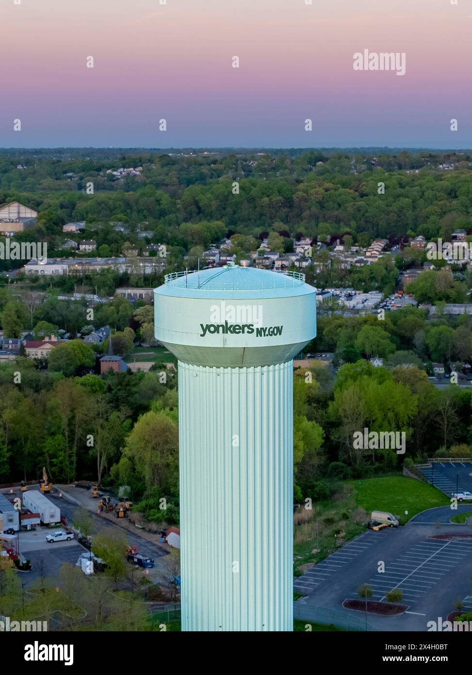 Yonkers, NY, USA - 05-02-2024 : photos aériennes d'un château d'eau surélevé vert situé à Yonkers, New York, USA. Banque D'Images