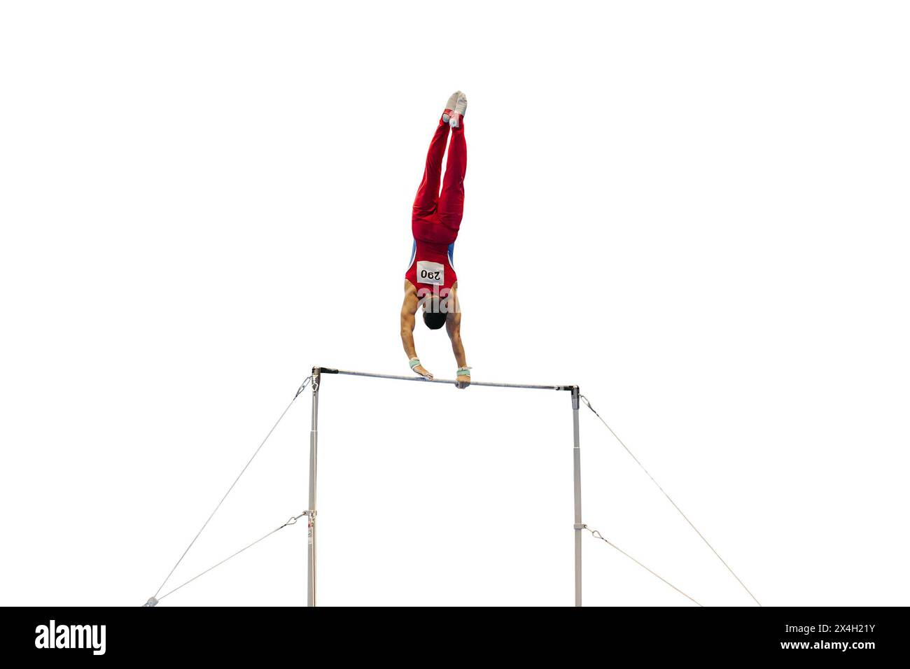 gymnaste masculin exerçant sur la barre horizontale, isolé sur fond blanc Banque D'Images