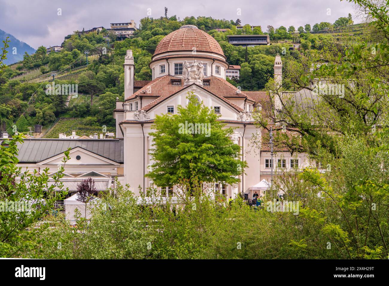 Merano Kurhaus et le théâtre sont situés sur la promenade passer. Heure du printemps. Merano dans le Tyrol du Sud, Trentin Haut-Adige, Italie du Nord, Europe, avril Banque D'Images