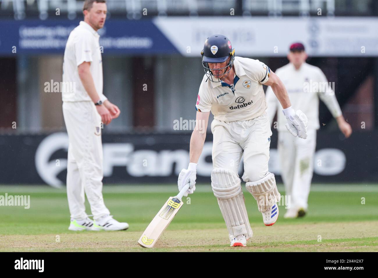 Derby, Royaume-Uni. 03 mai 2024. Luis Reece du Derbyshire s'étire pour la sécurité lors du match de Vitality County Championship Division 2 entre le Derbyshire CCC et le Sussex CCC au 3aaa County Ground, Derby, Angleterre, le 3 mai 2024. Photo de Stuart Leggett. Utilisation éditoriale uniquement, licence requise pour une utilisation commerciale. Aucune utilisation dans les Paris, les jeux ou les publications d'un club/ligue/joueur. Crédit : UK Sports pics Ltd/Alamy Live News Banque D'Images