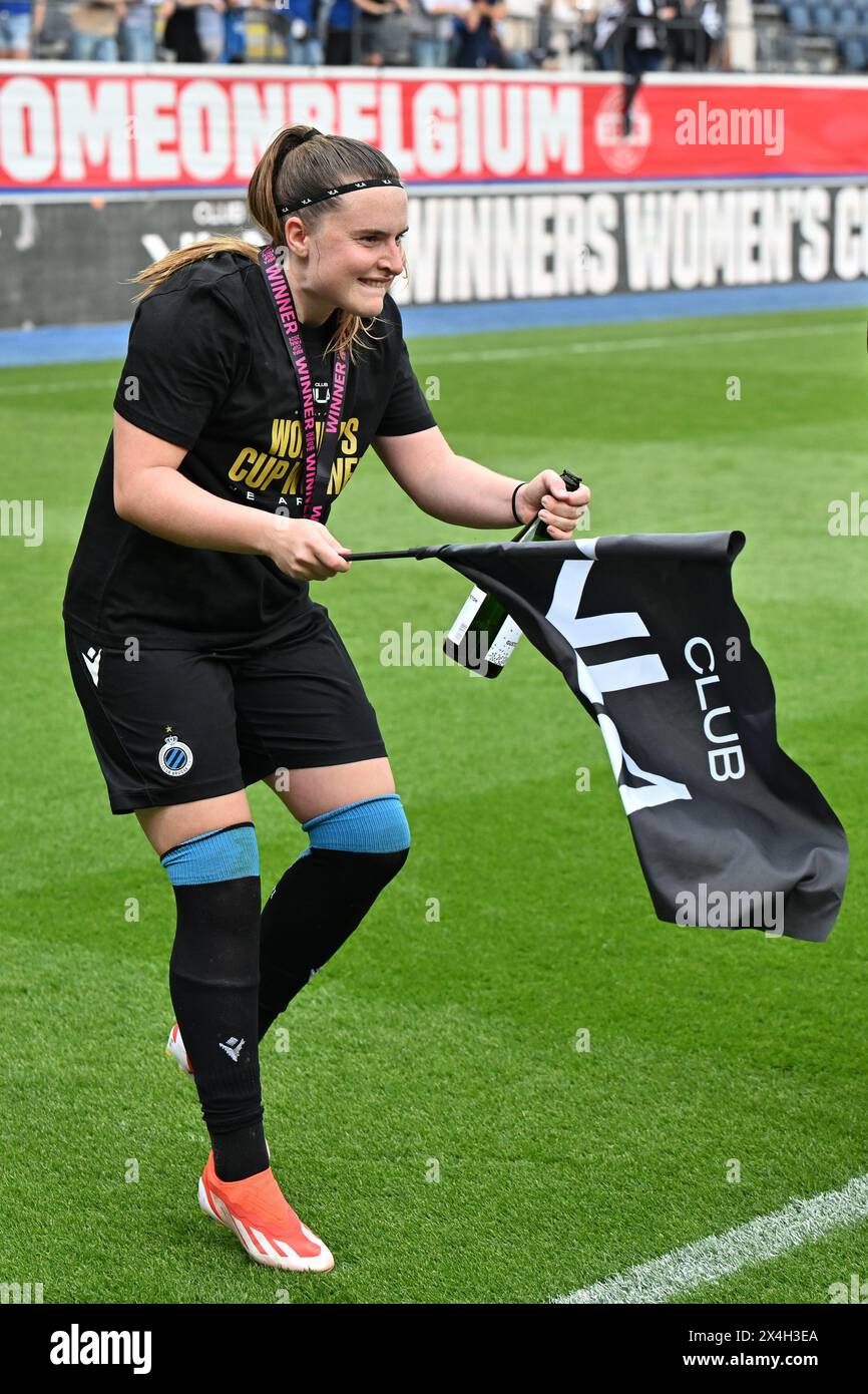 Les joueuses du Club YLA avec Davinia Vanmechelen (25) du Club YLA célèbrent après avoir remporté un match de football féminin entre Oud Heverlee Louvain et le Club Brugge YLA dans la finale de la Coupe de Belgique , le vendredi 1 mai 2024 à Louvain , BELGIQUE . PHOTO SPORTPIX | David Catry Banque D'Images