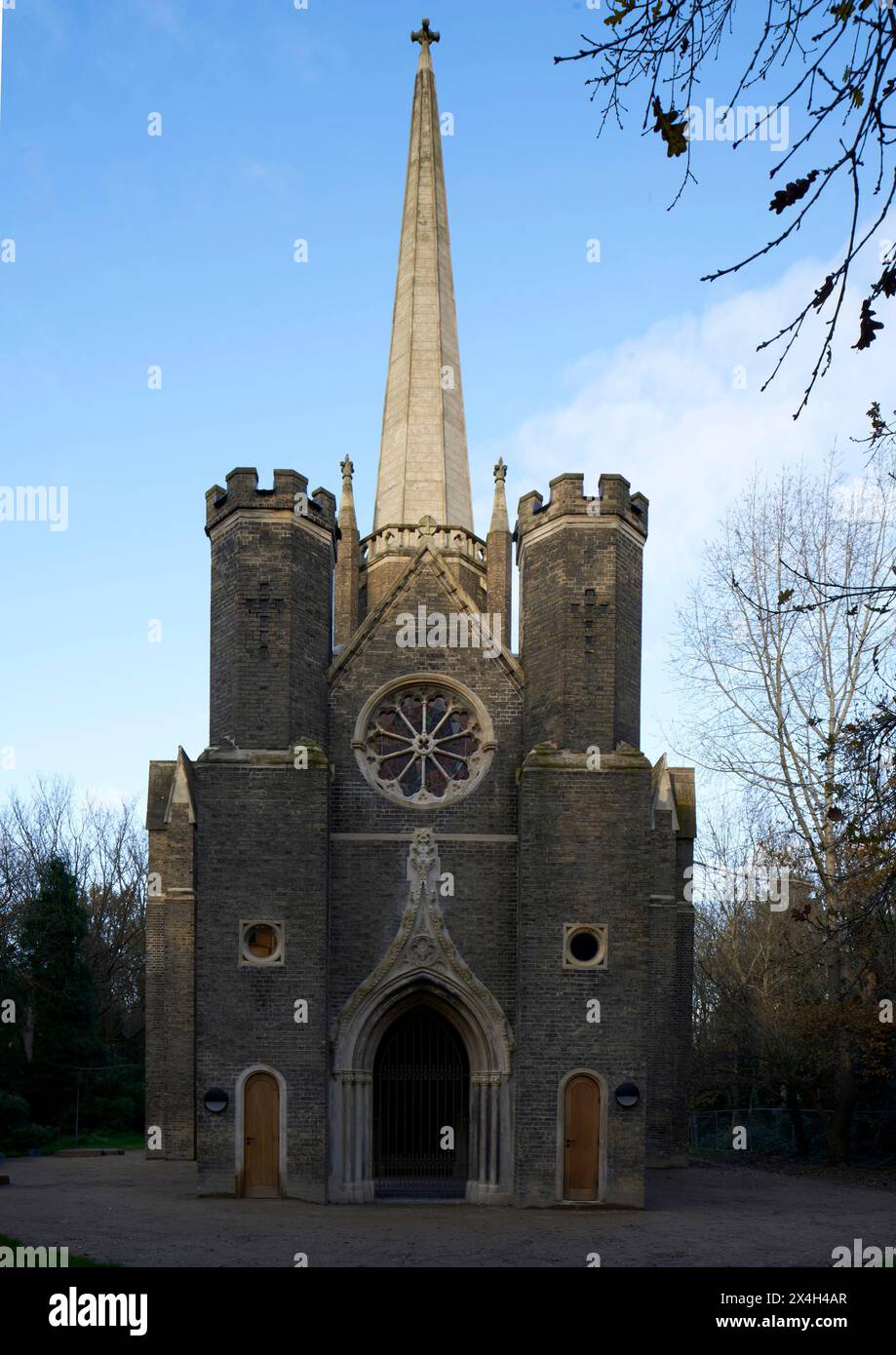 Élévation de l'entrée principale. Abney Park Chapel, Londres, Royaume-Uni. Architecte : Kaner Olette Architects, 2023. Banque D'Images