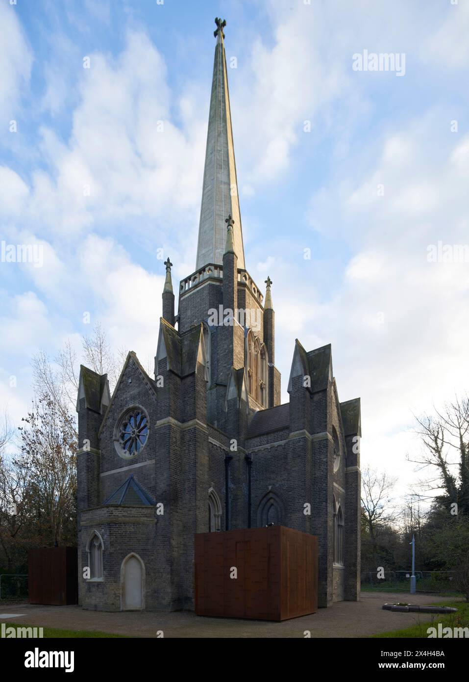 Élévation de façade extérieure avec pavillon CORTEN. Abney Park Chapel, Londres, Royaume-Uni. Architecte : Kaner Olette Architects, 2023. Banque D'Images