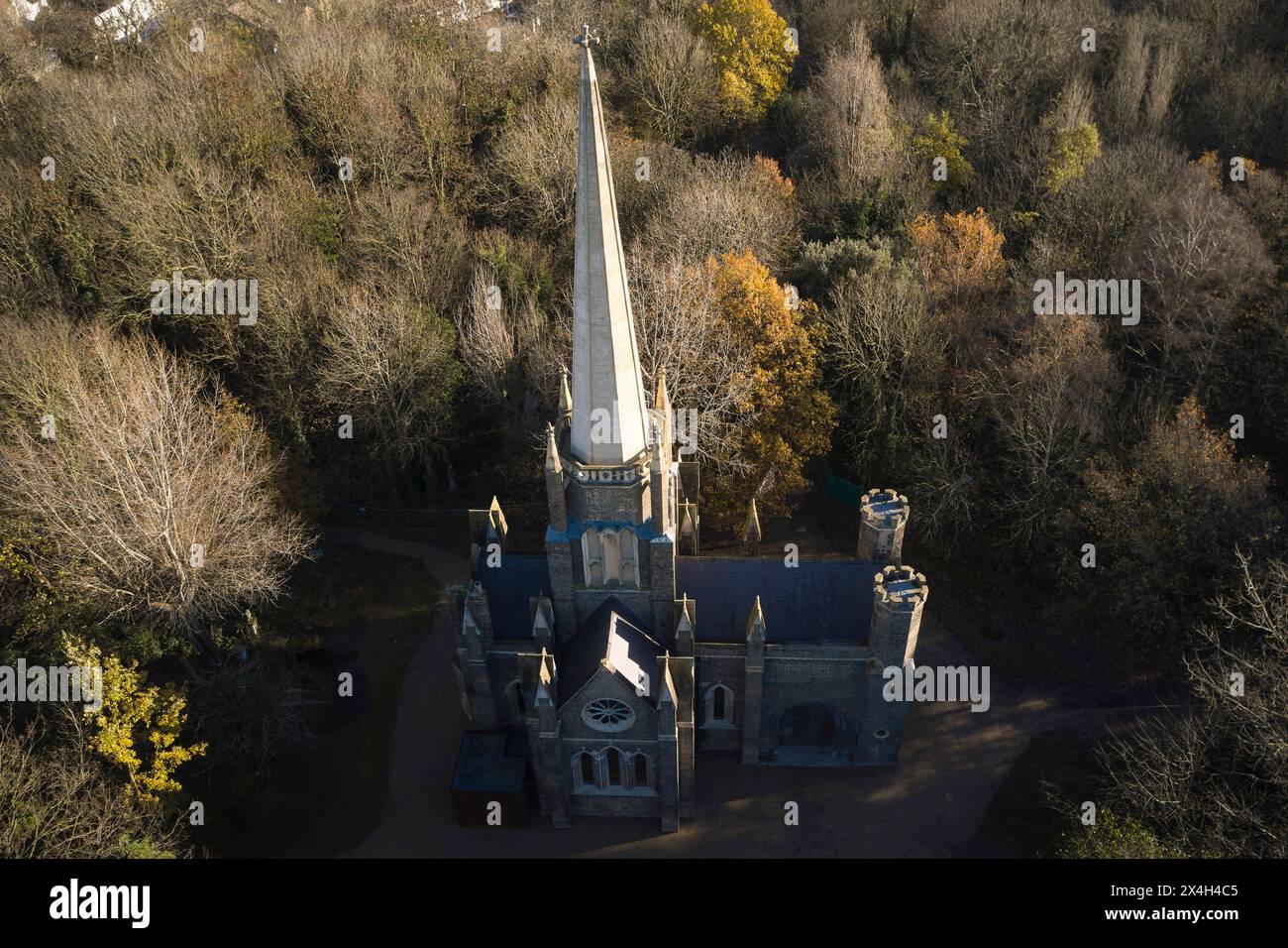 Vue plongeante sur le cimetière. Abney Park Chapel, Londres, Royaume-Uni. Architecte : Kaner Olette Architects, 2023. Banque D'Images