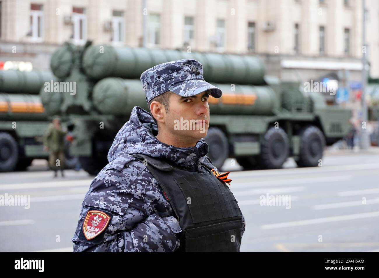 Soldat de la garde nationale russe debout sur fond S400 Triumf système de missiles anti-aériens sur la rue Tverskaya Banque D'Images
