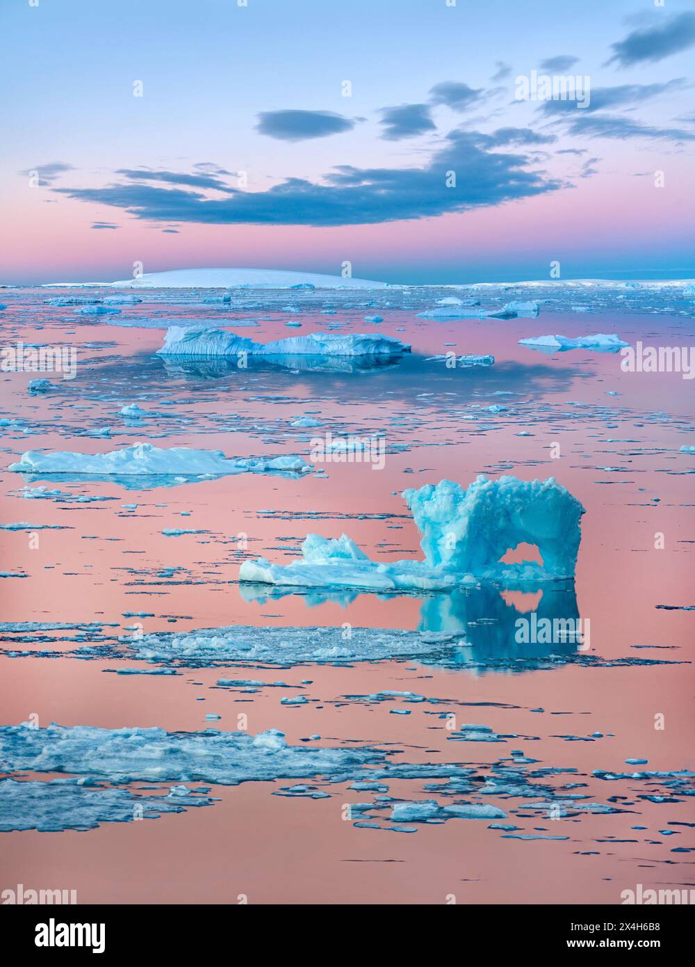 Le soleil de minuit sur les icebergs dans la mer de Weddell, près de la péninsule Antarctique dans l'Antarctique. Banque D'Images