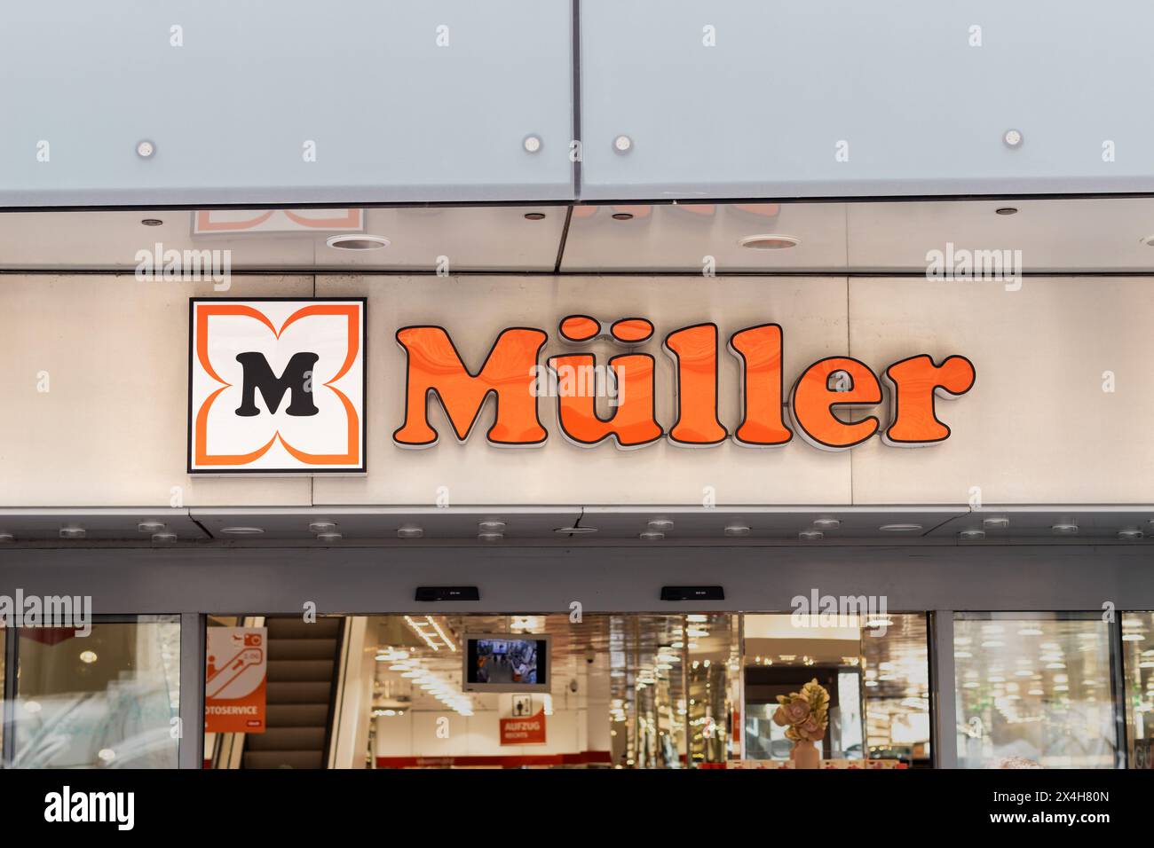 Müller logo signe de la pharmacie allemande. Le détaillant de cosmétiques et de biens de consommation est une entreprise multinationale avec de nombreux magasins en Europe. Banque D'Images