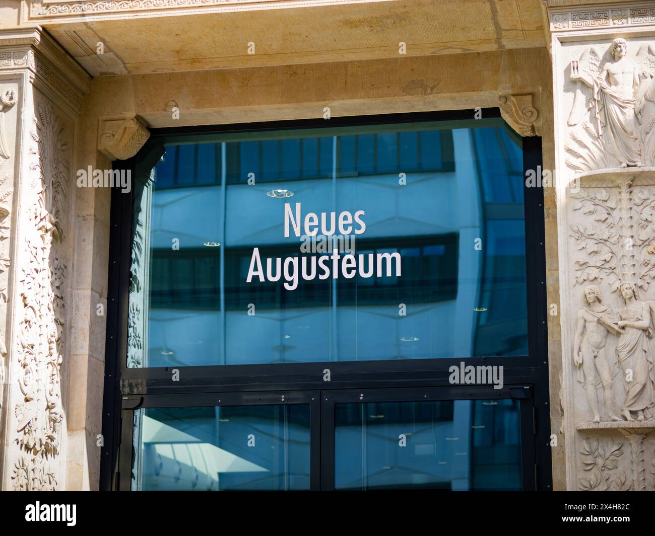 Panneau de nom du bâtiment Neues Augusteum à l'entrée de la maison. Bâtiment principal de l'Université de Leipzig sur le campus. Gros plan de l'entrée. Banque D'Images
