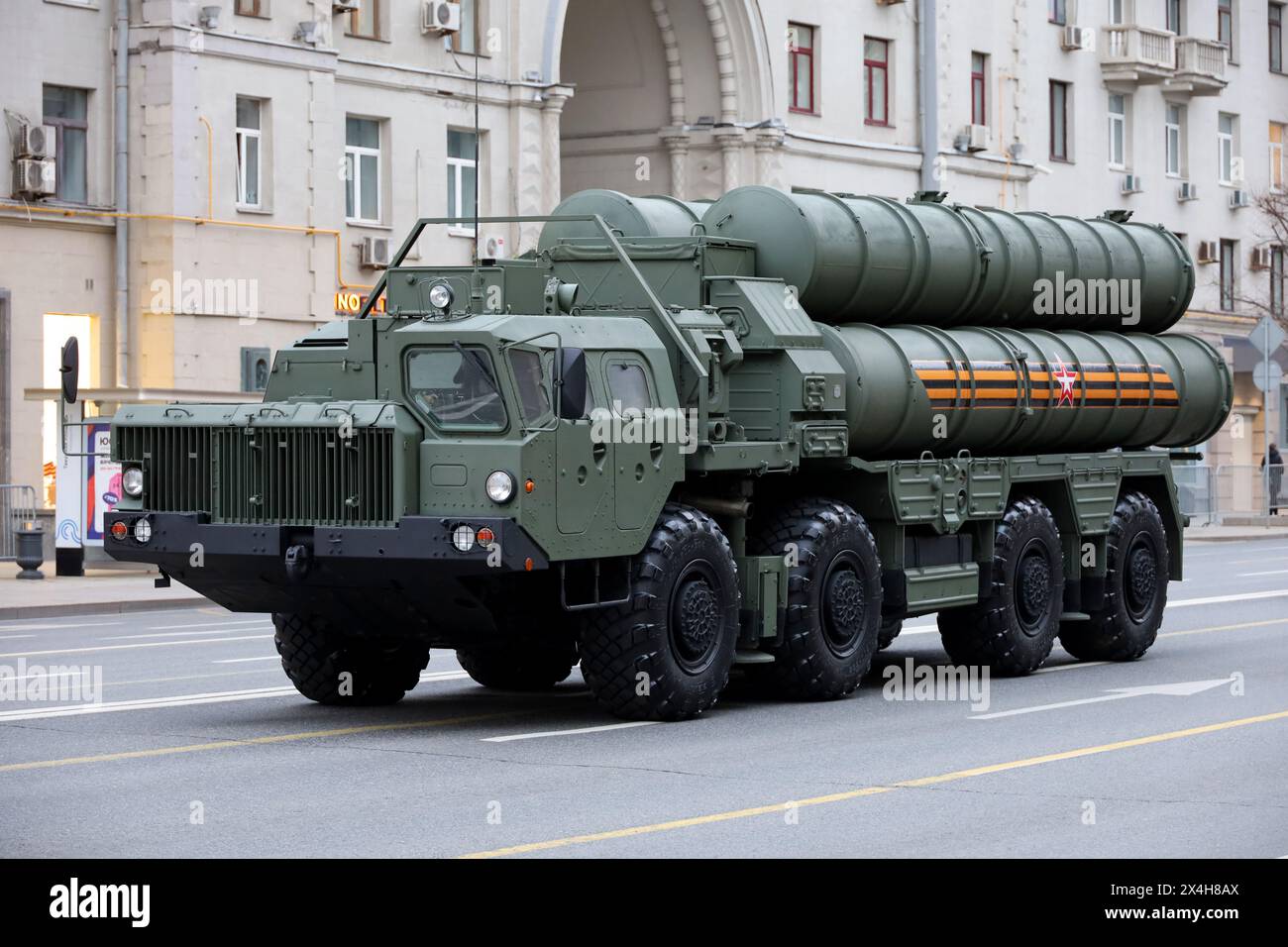 Système de missiles antiaériens S-400 Triumph russe sur la rue Tverskaya lors d'une répétition du défilé de la victoire Banque D'Images