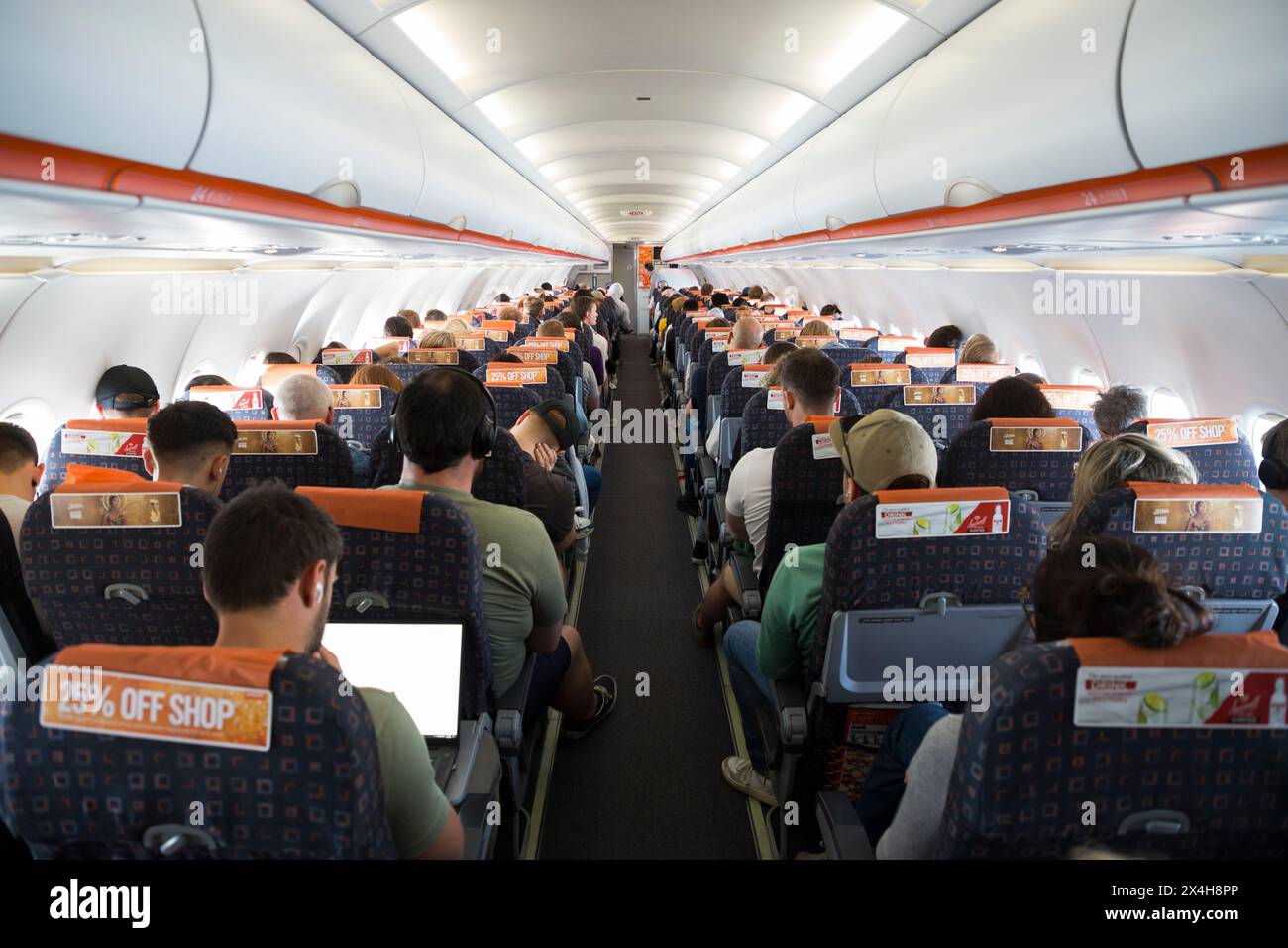 La cabine à l'intérieur du fuselage vues vers le bas de l'allée centrale sur un avion Easyjet Airbus / avion / avion / avion / avion pendant le vol. (138) Banque D'Images