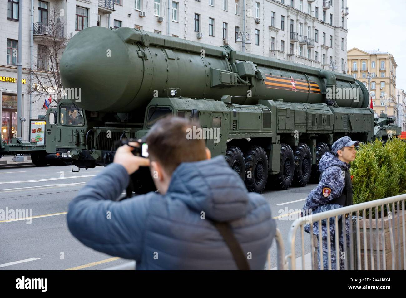 Arme nucléaire, systèmes de missiles stratégiques russes 'Yars' sur la rue de Moscou avant le défilé du jour de la victoire Banque D'Images