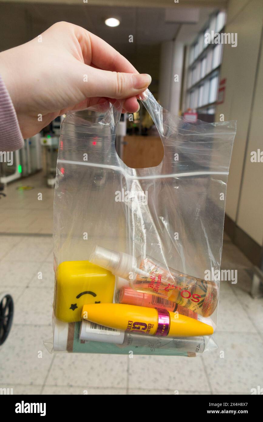 Bagage à main passager d'un sac en plastique transparent contenant des articles liquides, individuellement jusqu'à 100 ml au contrôle de sécurité de l'aéroport de Split. Croatie (138) Banque D'Images