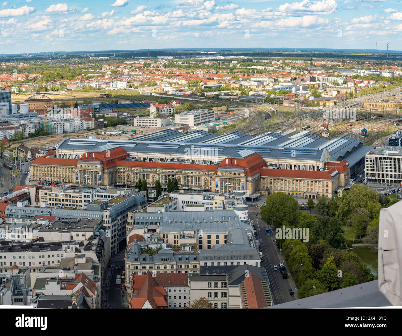 Bâtiment de la gare centrale de Leipzig par le haut. Vue aérienne de la gare principale de la ville. Transports en commun et centre commercial en Saxe. Banque D'Images