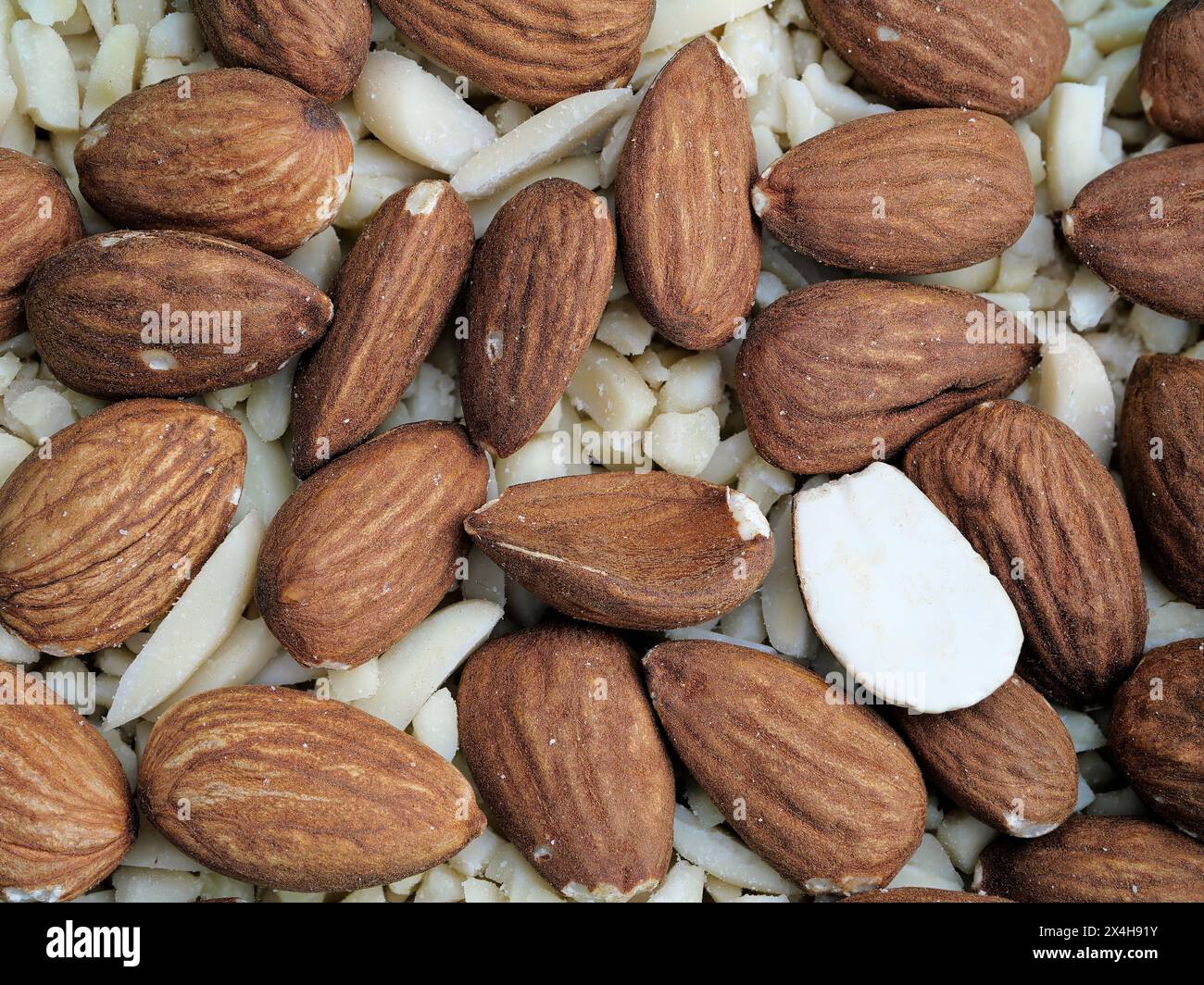 Un mélange d'amandes entières, hachées et moulues - polyvalent et nutritif. Parfait pour les collations, la cuisson, les salades. Riche en protéines et nutriments. Banque D'Images