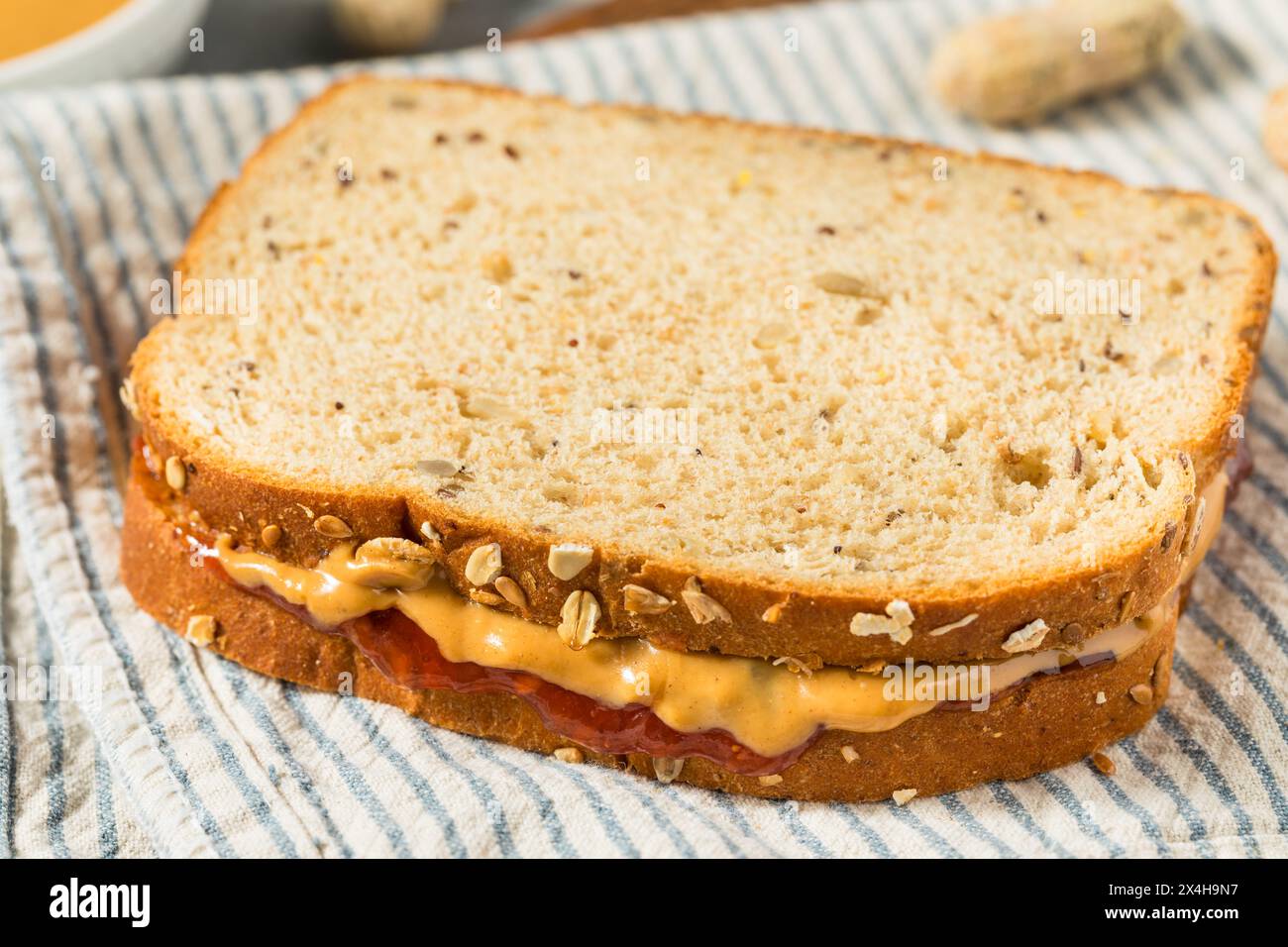 Sandwich au beurre d'arachide et à la gelée maison avec pain de blé entier Banque D'Images