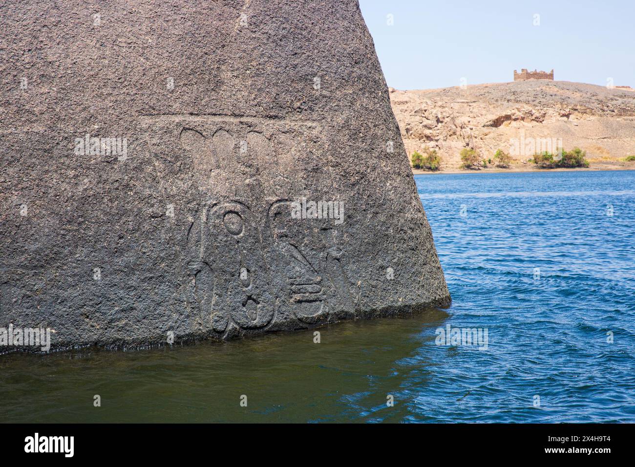 Roche partiellement submergée avec des sculptures pharaoniques dans le Nil juste à l'extérieur du complexe du temple de Philae (un site du patrimoine mondial de l'UNESCO) en Nubie, Egypte Banque D'Images