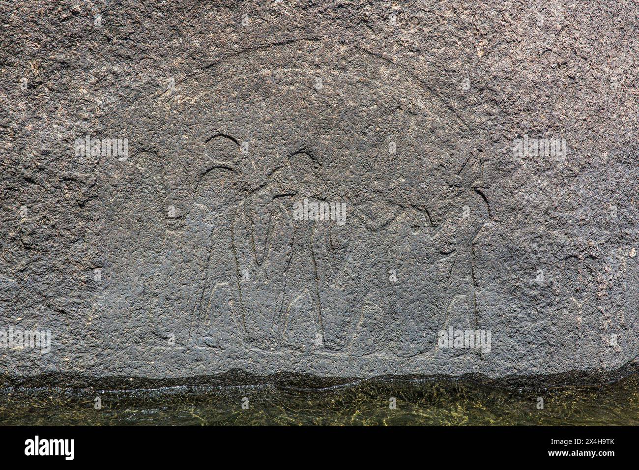 Roche partiellement submergée avec des sculptures pharaoniques dans le Nil juste à l'extérieur du complexe du temple de Philae (un site du patrimoine mondial de l'UNESCO) en Nubie, Egypte Banque D'Images