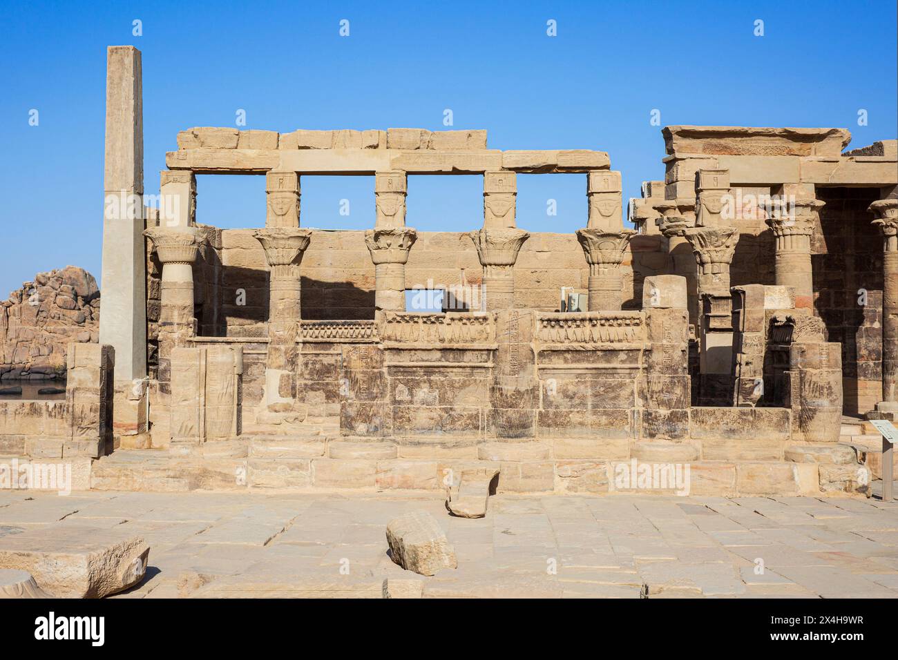 Le temple d'Arsenuphis à l'intérieur du complexe du temple de Philae (un site du patrimoine mondial de l'UNESCO) sur l'île d'Agilkia (Nubie), Egypte Banque D'Images