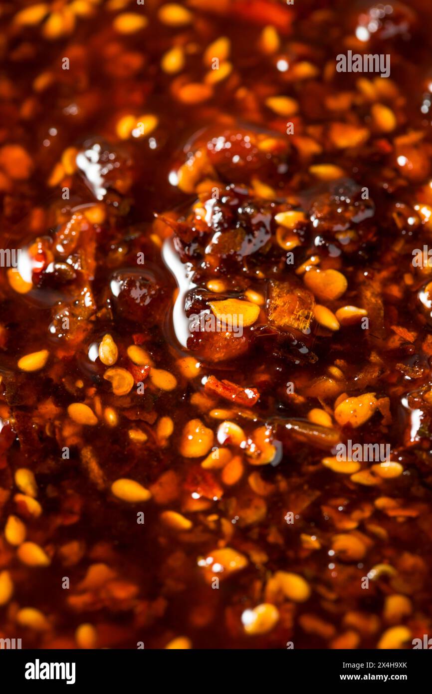 Huile croustillante épicée au Chili chaud dans un bol Banque D'Images