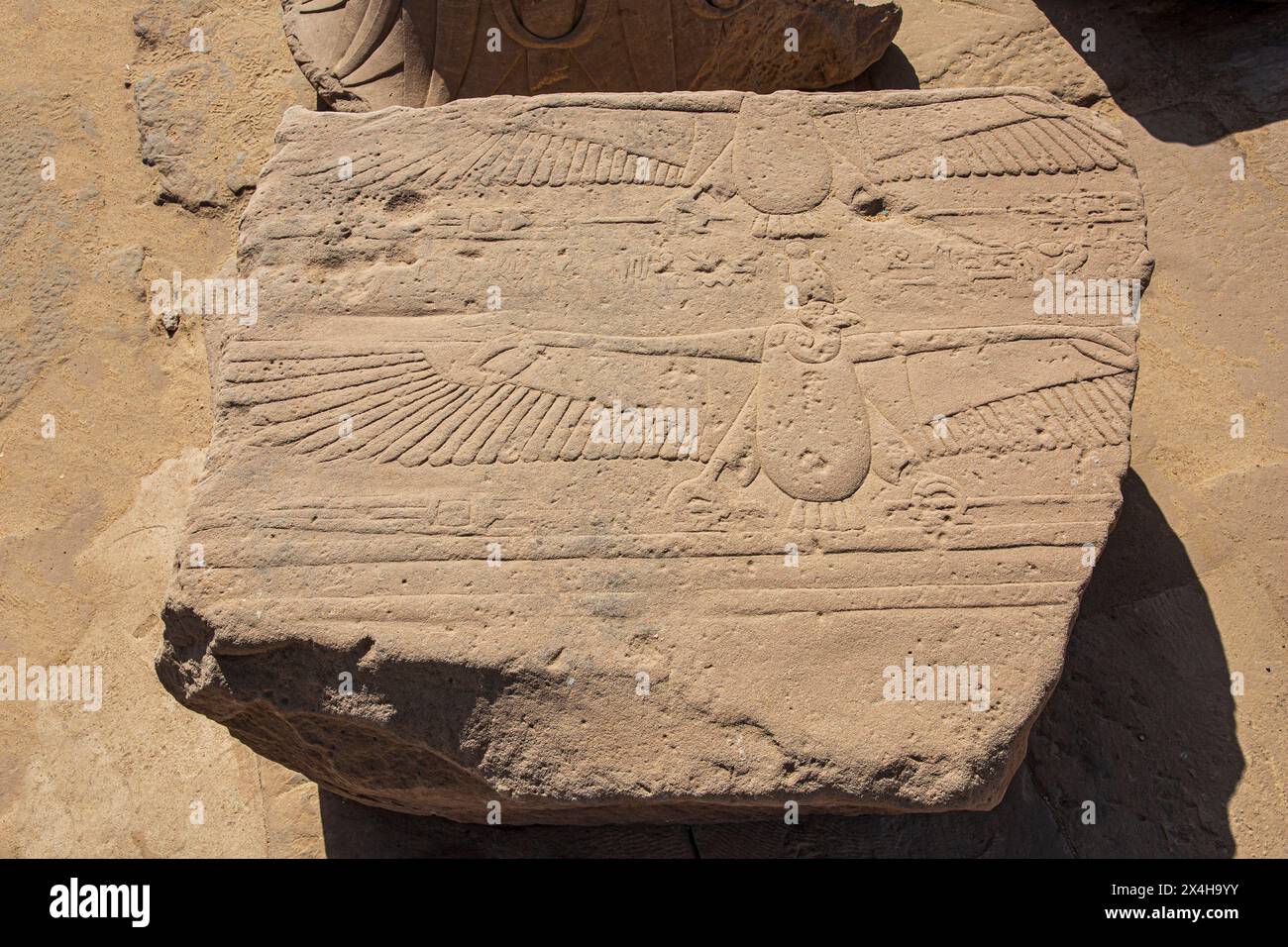 Un rocher avec un relief de la déesse vautours Nekhbet, patronne de l'Egypte ancienne au complexe du Temple Philae sur l'île Agilki (Nubie) Egypte Banque D'Images